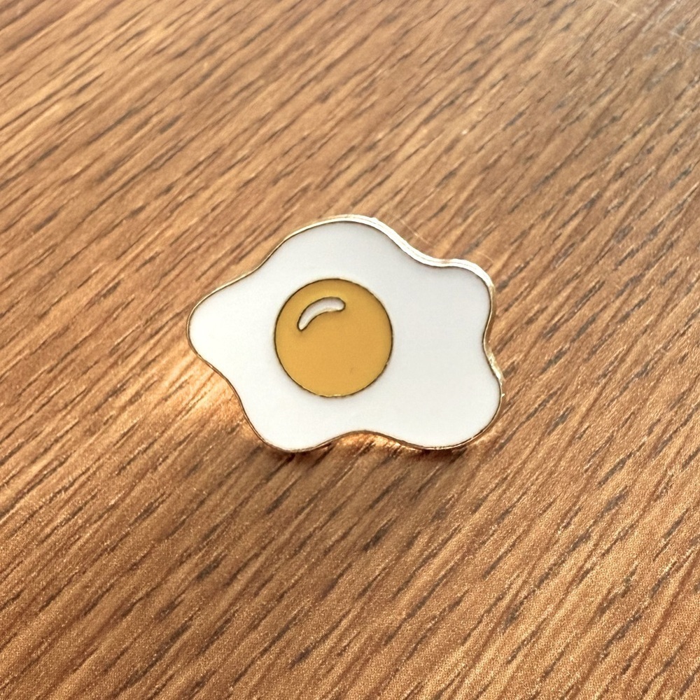 Women’s Jewelry Fashion Fried White Egg Enamel Pin with Hints of Yellow and Gold